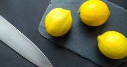 Photo De Trois Citrons Sur Une Planche à Découper Près D'un Couteau