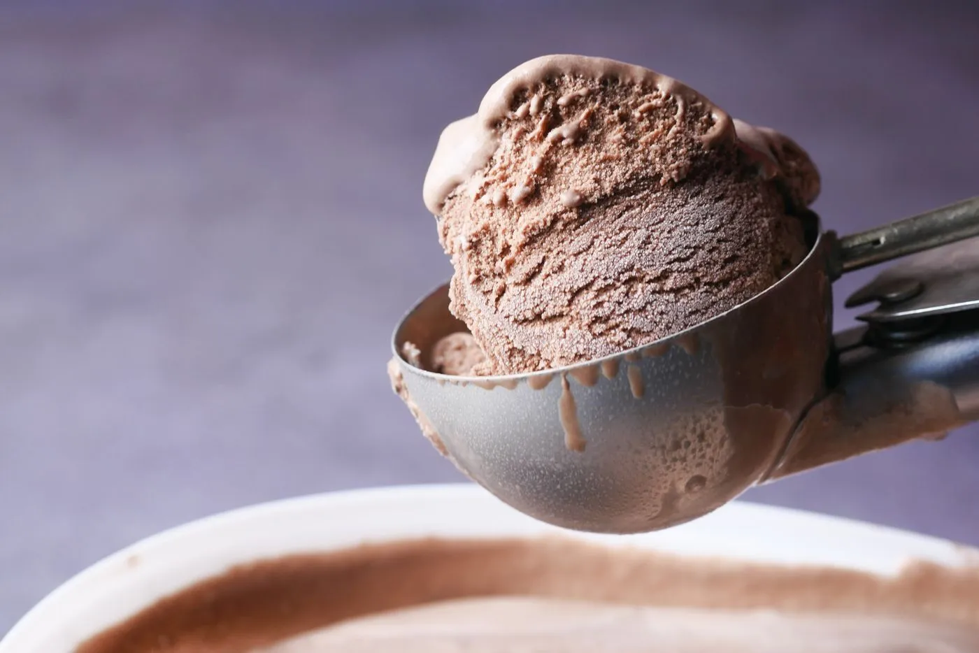 Glace trop dure ? 11 conseils pour la rendre plus moelleuse