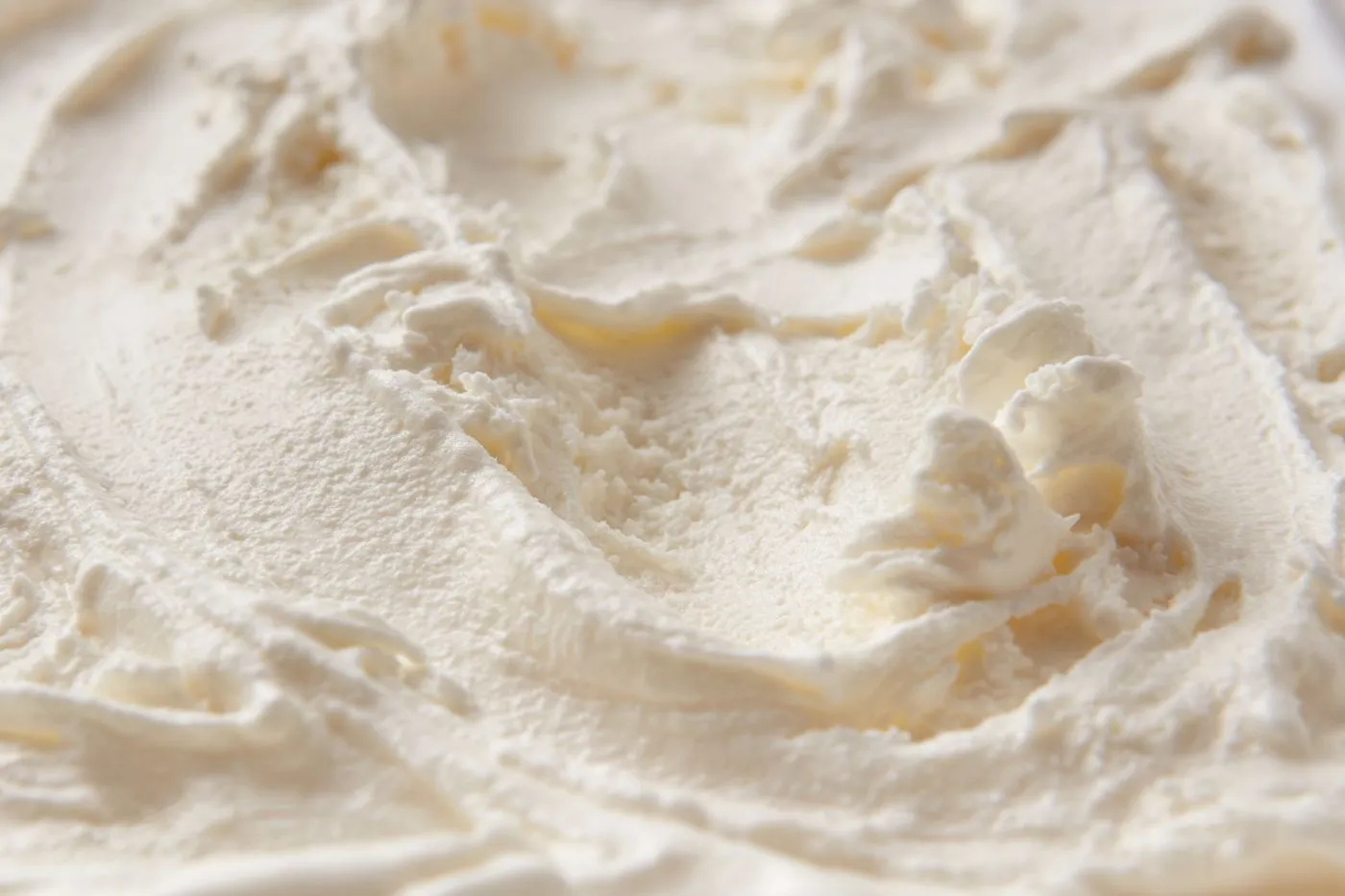 Gros plan sur la texture lisse et crémeuse d'une glace blanche sans cristaux
